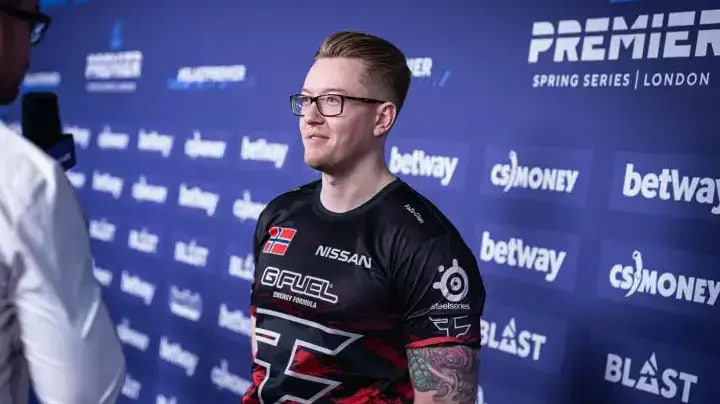 FaZe побеждает Astralis и выходят в восьмой финал подряд