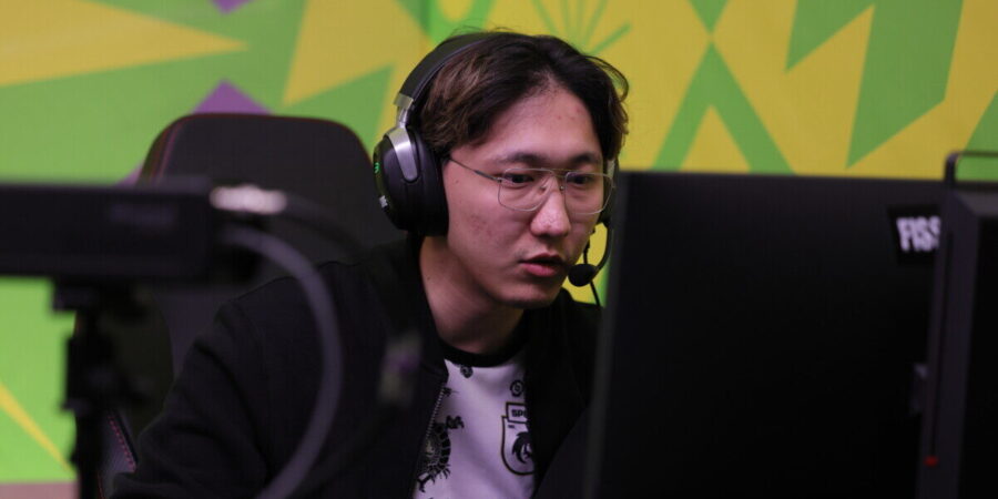 киберспортсмен дает интервью журналистам