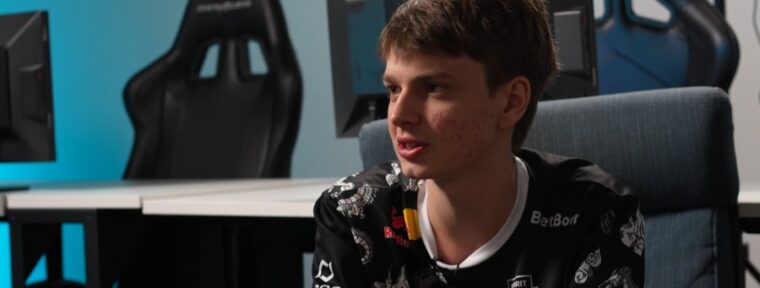 Kyousuke перенес операцию на глаза