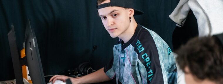 ArtFr0st впервые сыграл официальный матч без кепки