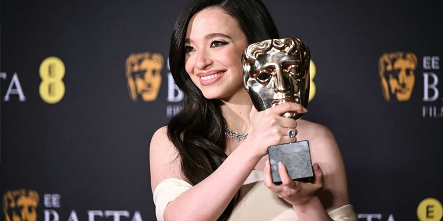 Майки Мэдисон с “Бронзовой маской”, наградой премии BAFTA