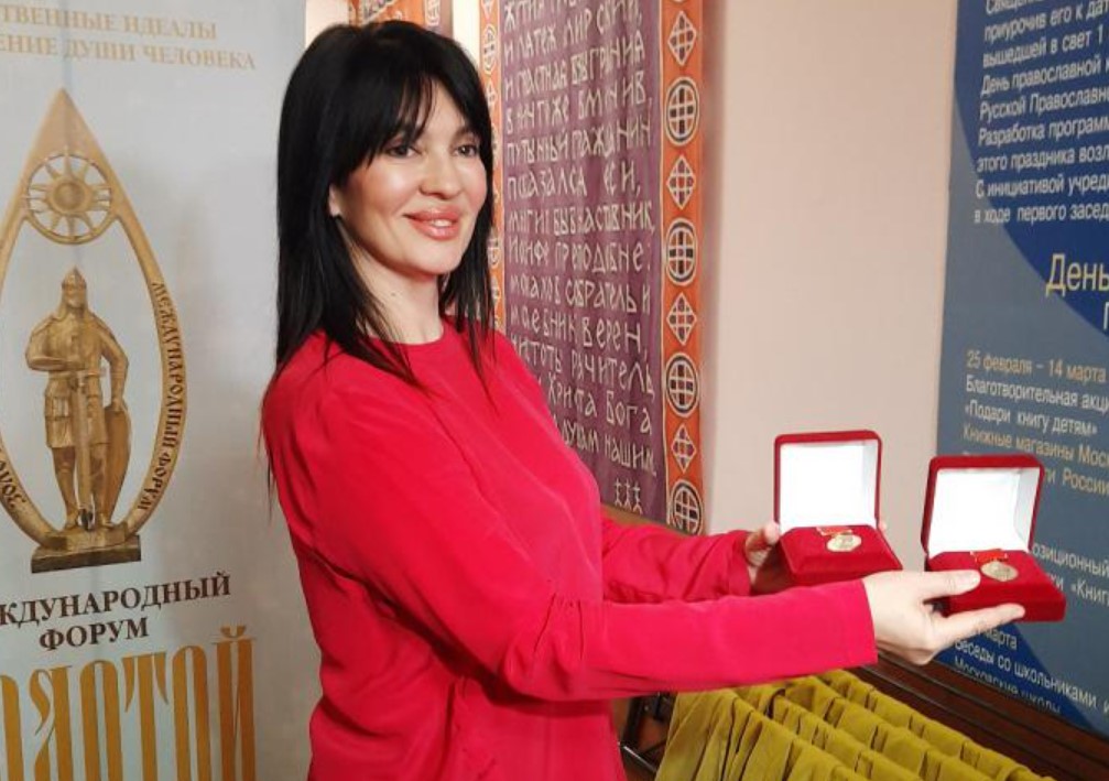 Екатерина “Мама Огра” Тарковская с золотой медалью мамы: "Золотой Витязь" 2022 года имени А. С. Пушкина "За выдающийся вклад в литературу"