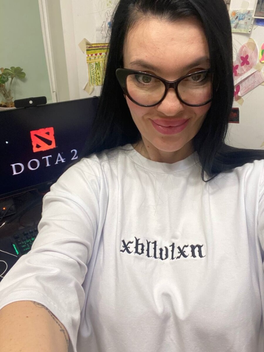 Екатерина “Мама Огра” Тарковская на фоне заставки Dota 2