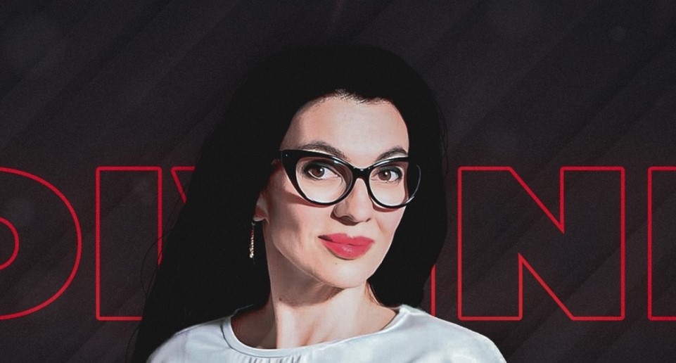 Екатерина “Мама Огра” Тарковская на тёмном фоне