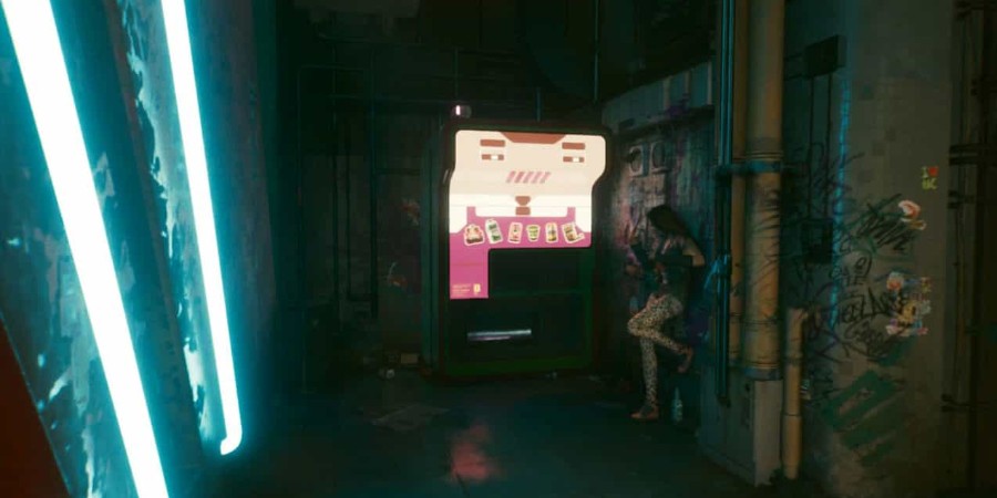 Скриншот из Cyberpunk 2077 с переулком, в котором стоит торговый автомат Брендан