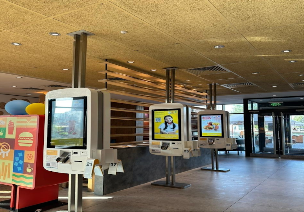 Интерьер заведения I'M (аналог McDonald's)