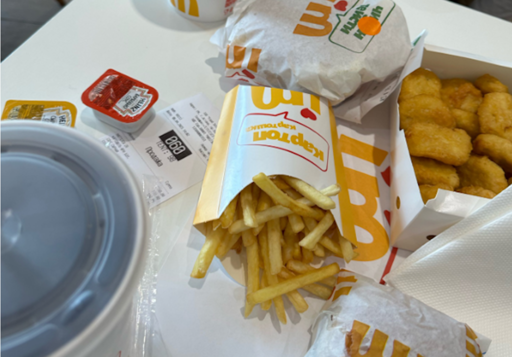 Еда в заведении I'M (аналог McDonald's)
