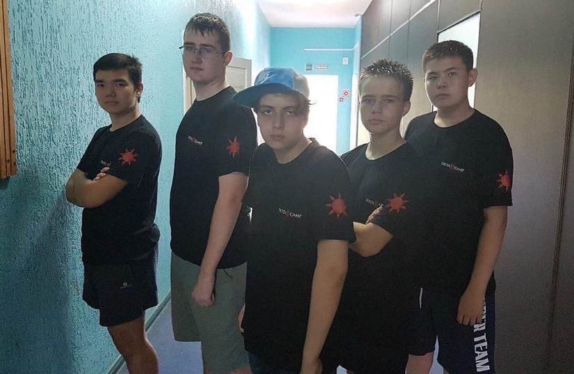 Егор “Nightfall” Григоренко в Dota 2 Camp с командой