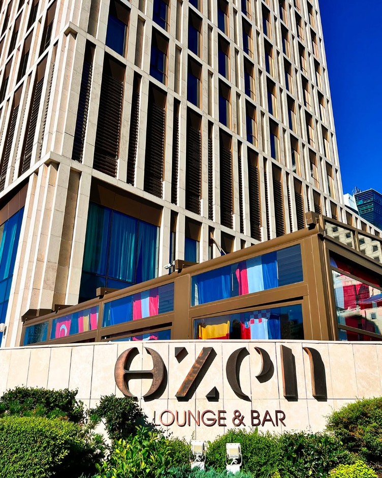Вход в заведение Өzen Lobby Lounge