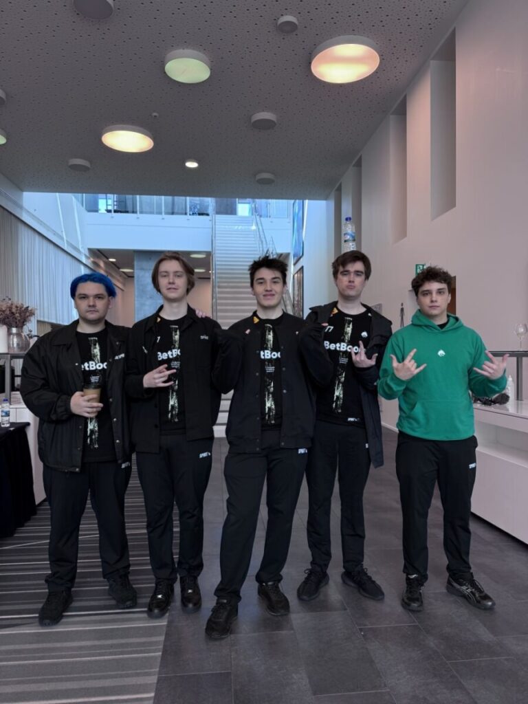 Team Spirit, вот они слева направо