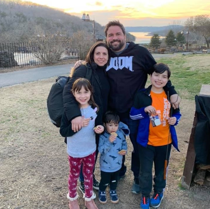 Хьюго Мартин со своей семьей