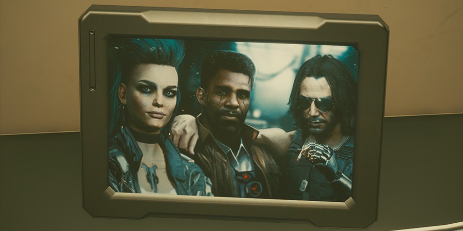 “Пасхалка” из Cyberpunk 2077: на фоторамке изображён Майкл Пондсмит в окружении Бестии и Сильверхенда.