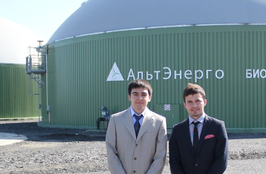 Олег “Stray228” Бочаров с одногруппником стоят возле цистерны