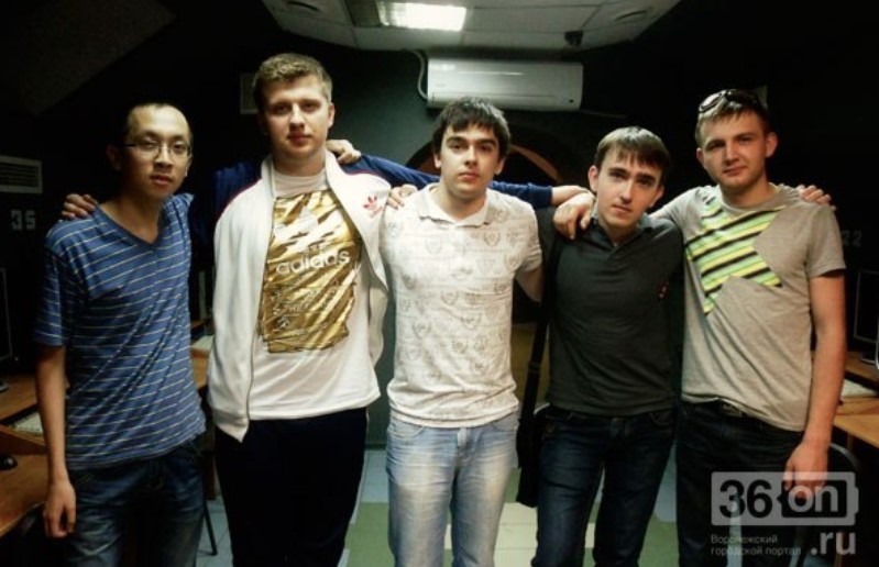 Олег “Stray228” Бочаров с юношеской командой 