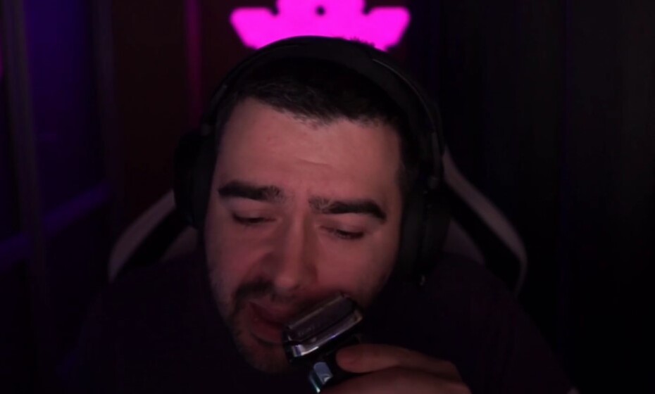 Олег “Stray228” Бочаров на стриме сбривает усы