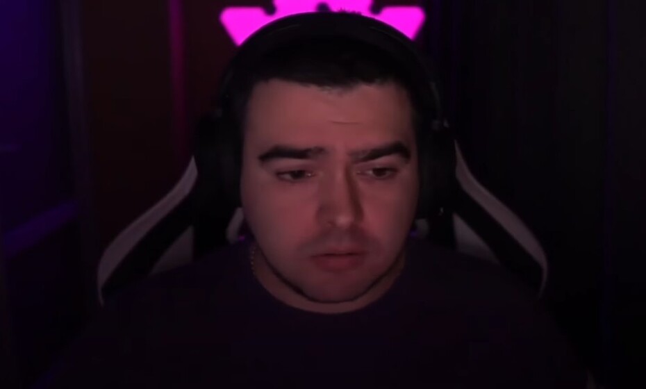 Олег “Stray228” Бочаров на стриме сбривает усы