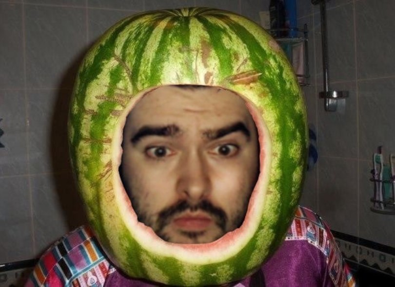 Олег “Stray228” Бочаров с арбузным шлемом на голове