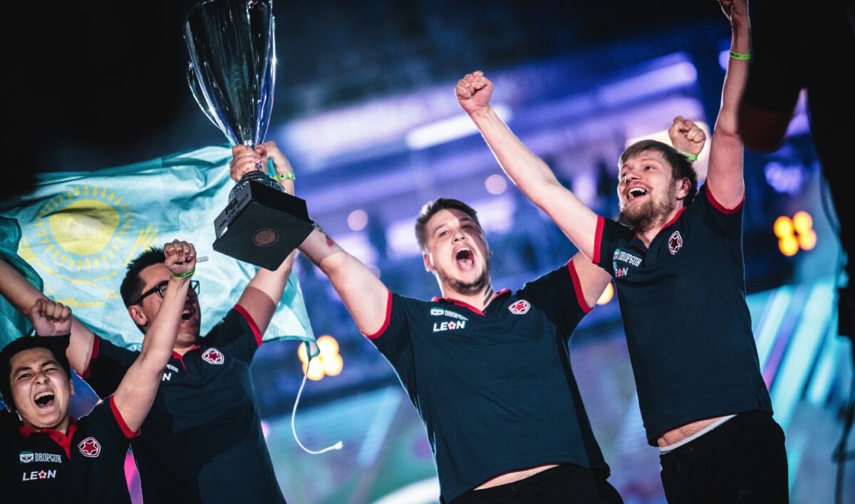 Игроки состава Gambit Esports по CS2 после победы на турнире PGL Major Krakow 2017
