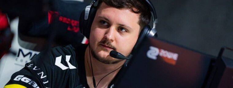 Mezii сразу после награждения снял медаль за второе место на IEM Chengdu 2025