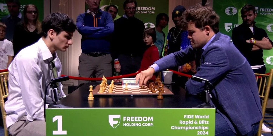 Магнус Карлсен на FIDE Rapid & Blitz Championships 2024 в синем наряде &mdash; пиджаке и джинсах