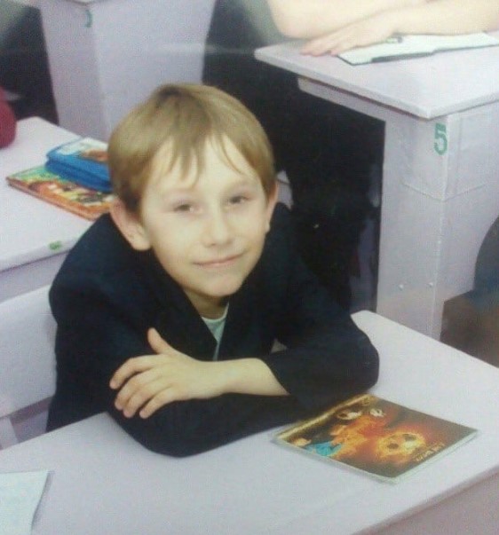 Данил “gpk” Скутин в детстве за школьной партой