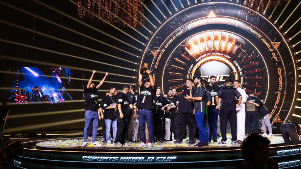 Организация Team Falcons на церемонии награждения Esports World Cup 2024 после победы