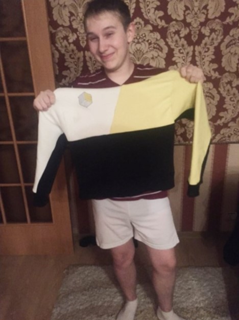 Данил “gpk” Скутин держит форму Marlerino eSports