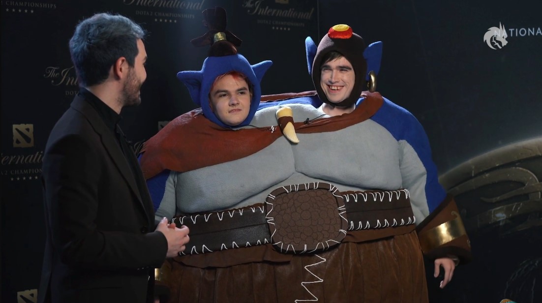 Ярослав "Miposhka" Найдёнов и Илья "Yatoro" Мулярчук в костюме Огр Мага