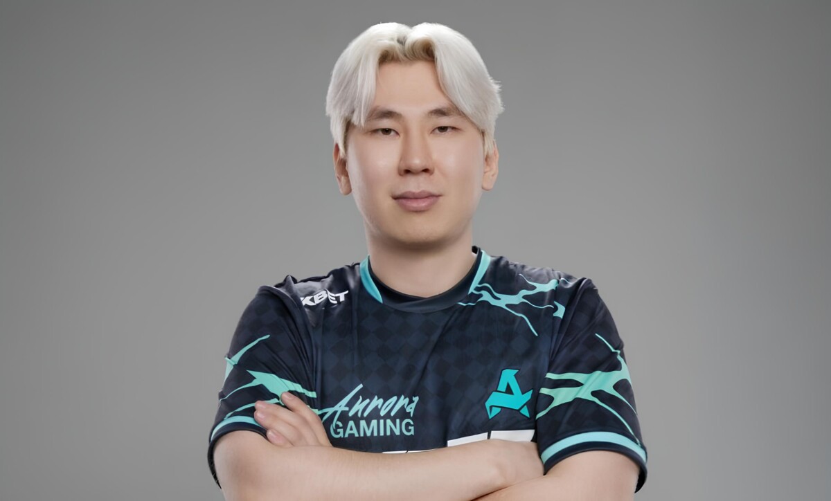 Александр “TORONTOTOKYO” Хертек в форме Aurora Gaming