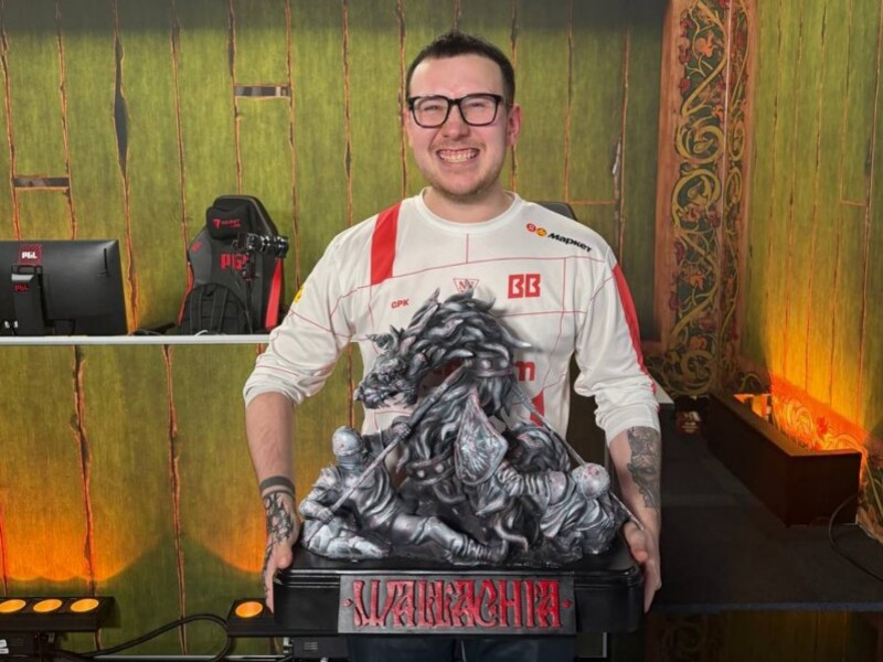 Данил “gpk” Скутин держит кубок с PGL Wallachia Season 5