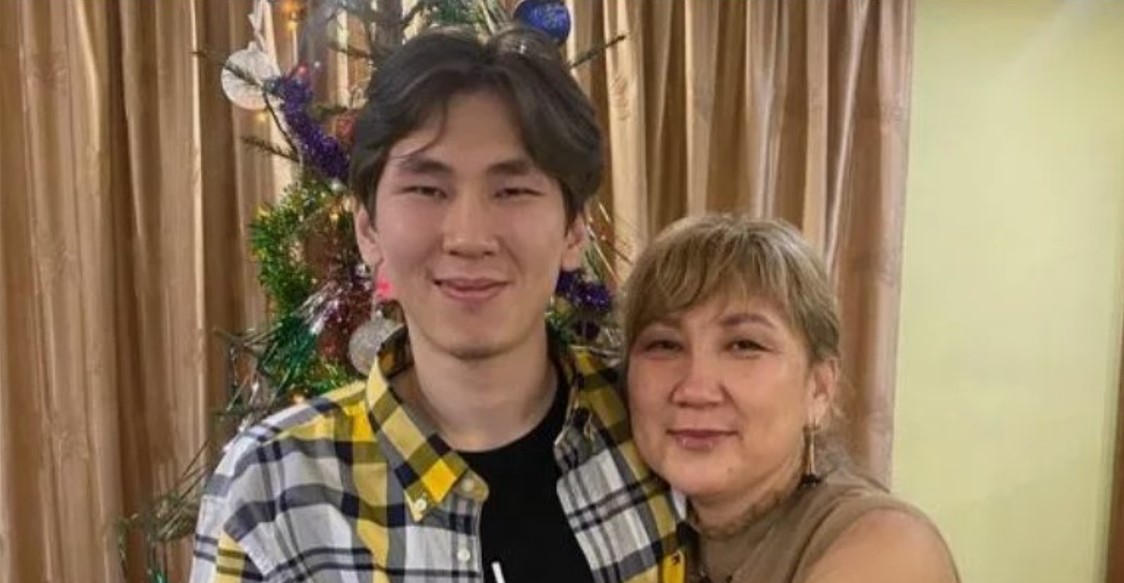 Александр “TORONTOTOKYO” Хертек в юношестве стоит с мамой у ёлки