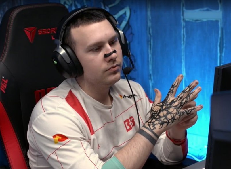 Данил “gpk” Скутин в форме  BetBoom Team. Показаны несколько татуировокв спортсмена на руках