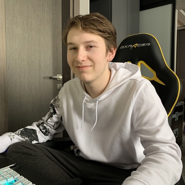 Данил “gpk” Скутин сидит за компьютером