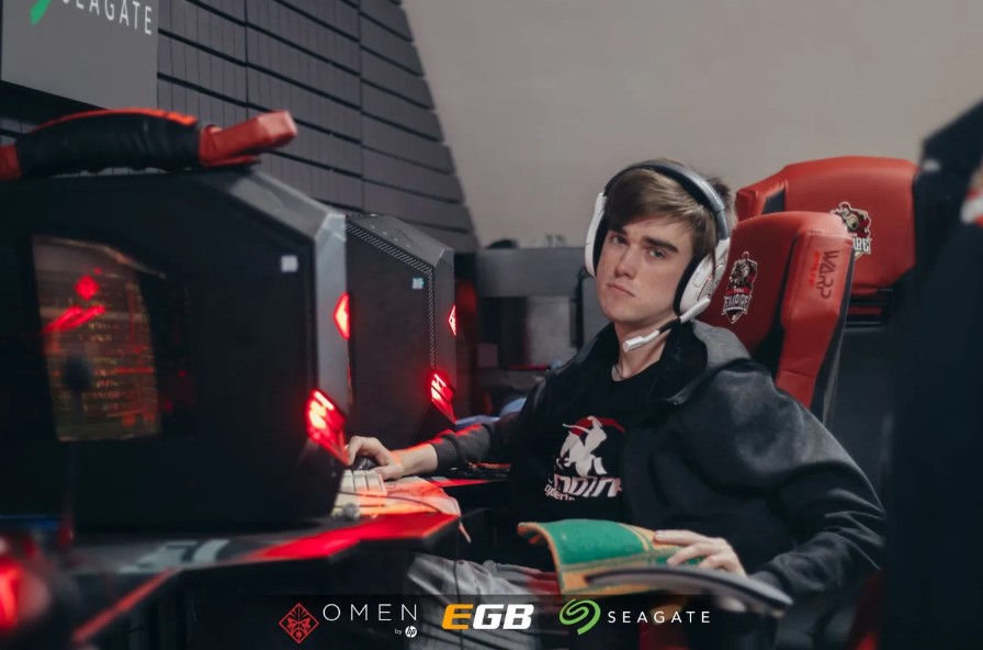 Ярослав “Miposhka” Найдёнов в форме Team Empire сидит за компьютером