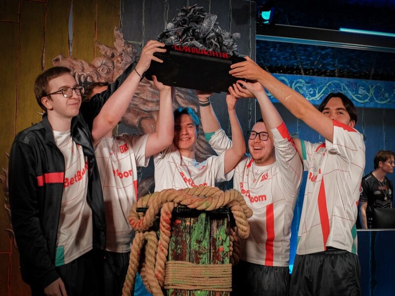 Команда BetBoom Team держит кубок с PGL Wallachia Season 5