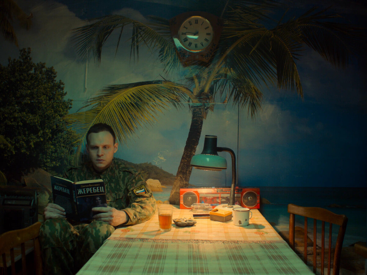 Кадр из сериала "Аутсорс"