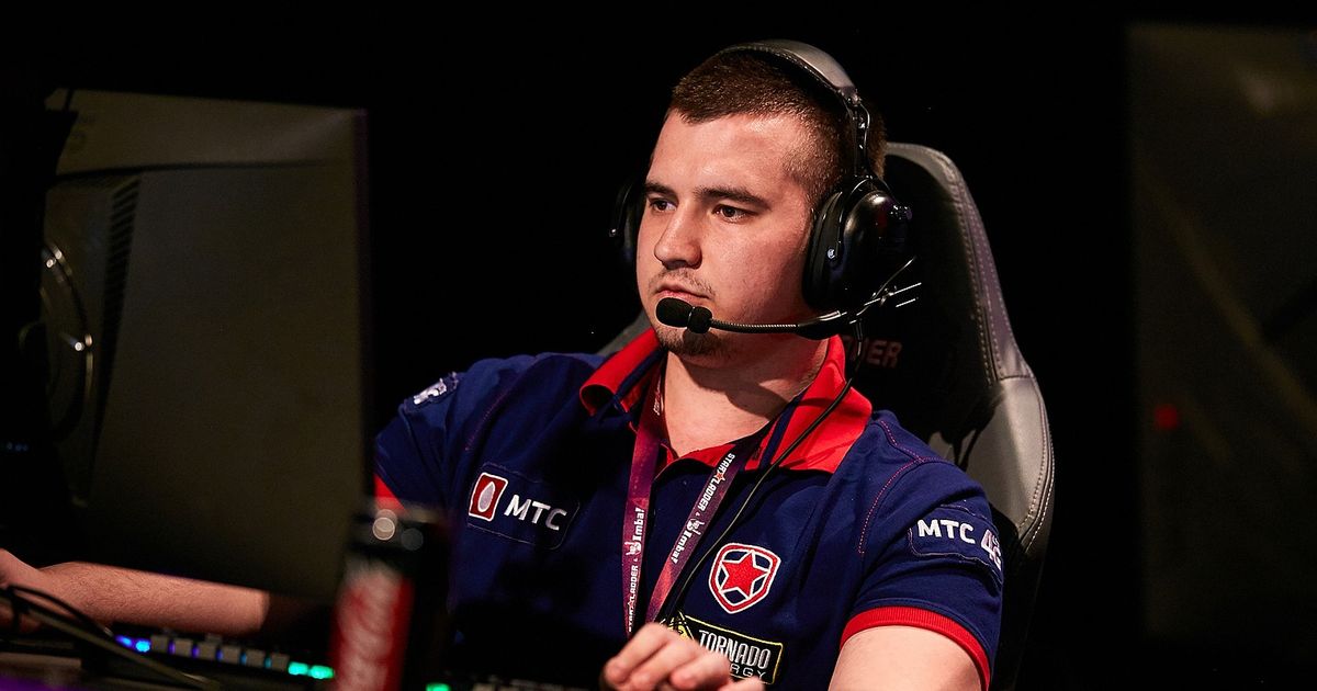 Никита “Daxak” Кузьмин в форме Gambit за компьютером