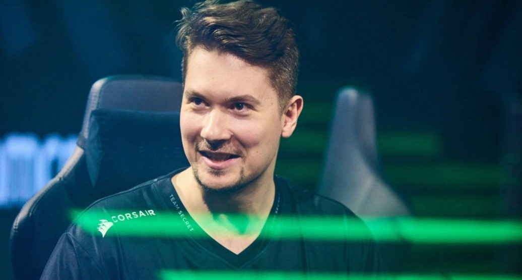 Клемент “Puppey” Иванов сидит за компьюетром