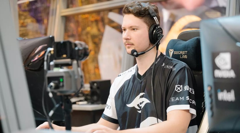 Клемент “Puppey” Иванов сидит в игровой кабинке