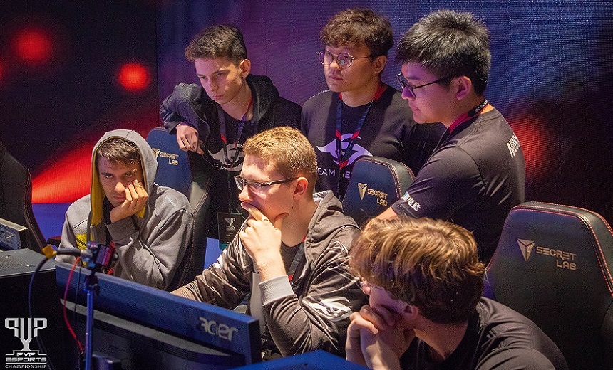 Состав Team Secret сидит за компьютерами