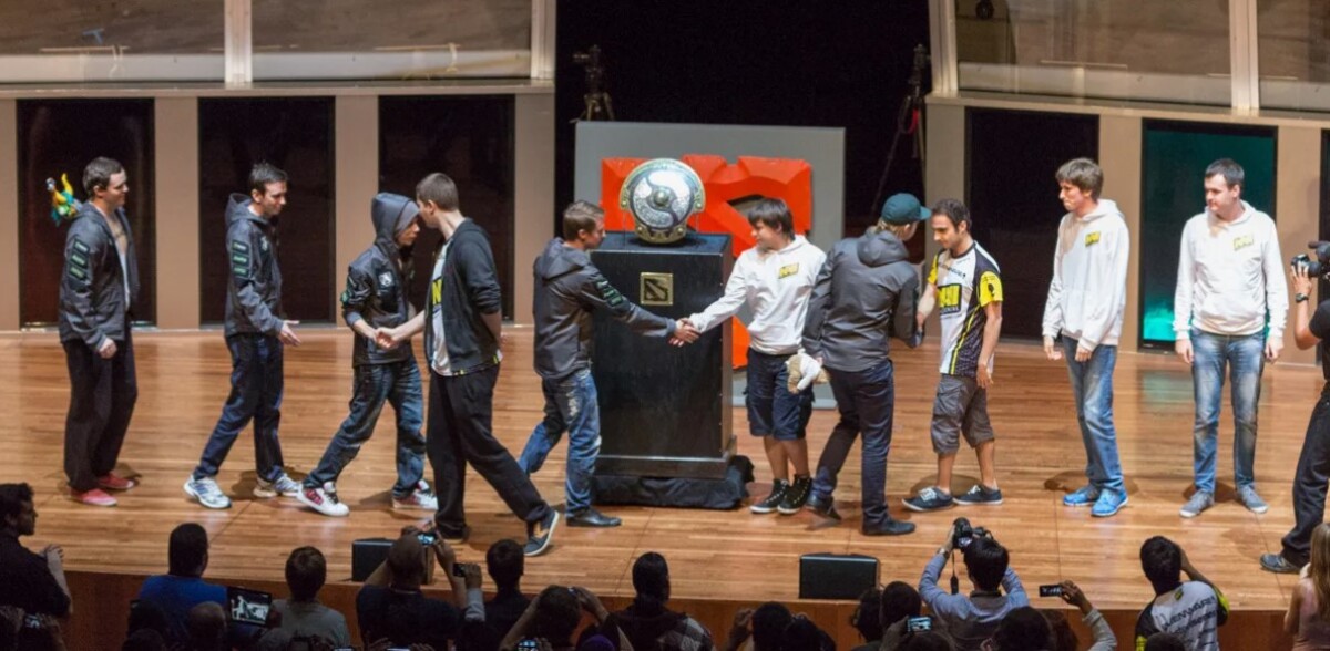 Состав Natus Vincere жмёт руки игрокам Alliance