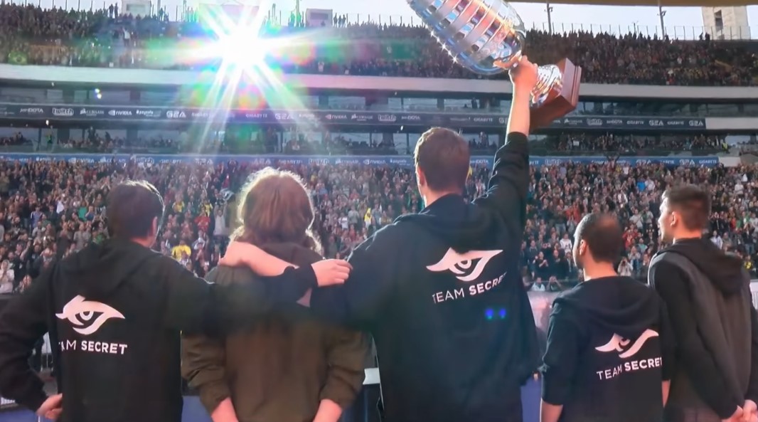 Состав Team Secret держит кубок