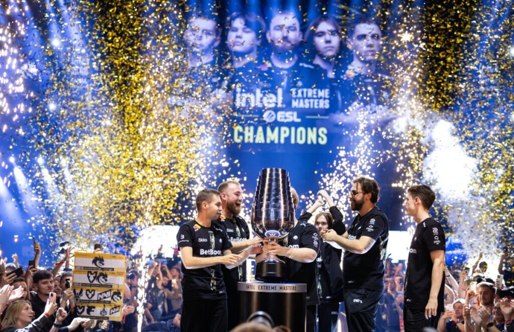 Игроки  Team Spirit поднимают кубок IEM Cologne 2025