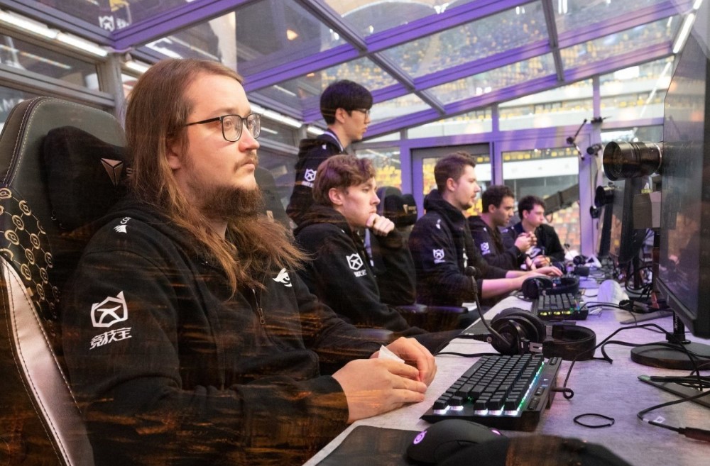 Состав Team Secret сидит в игровой кабинке
