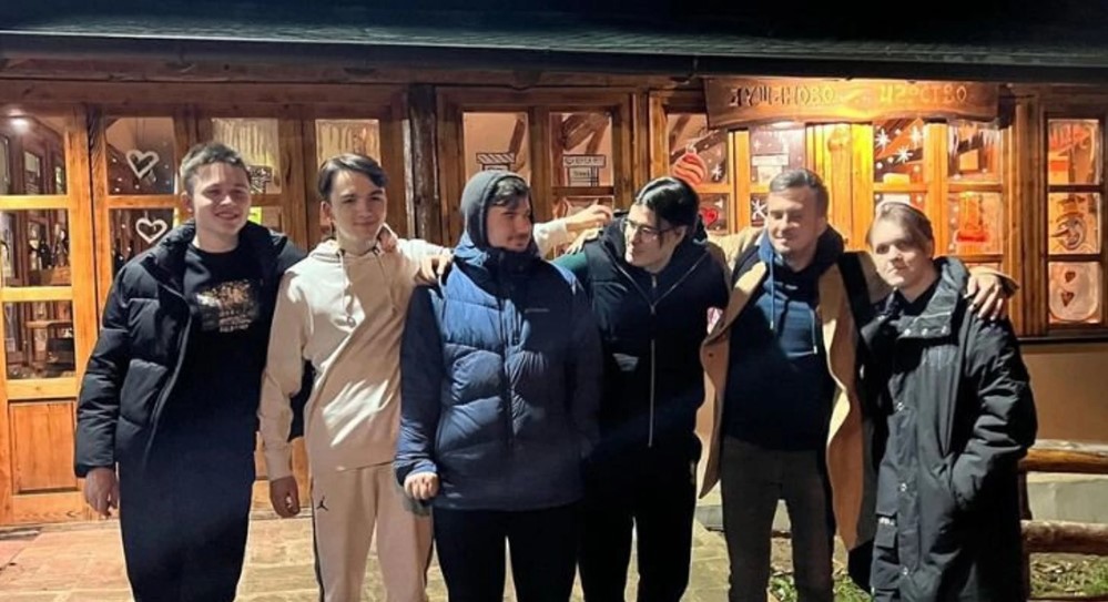 Никита “Daxak” Кузьмин и игроки команды HellRaisers