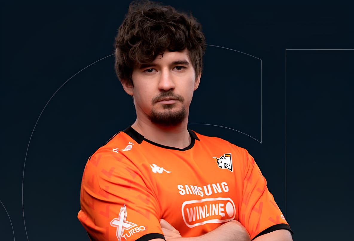 Никита “Daxak” Кузьмин в форме Virtus.pro