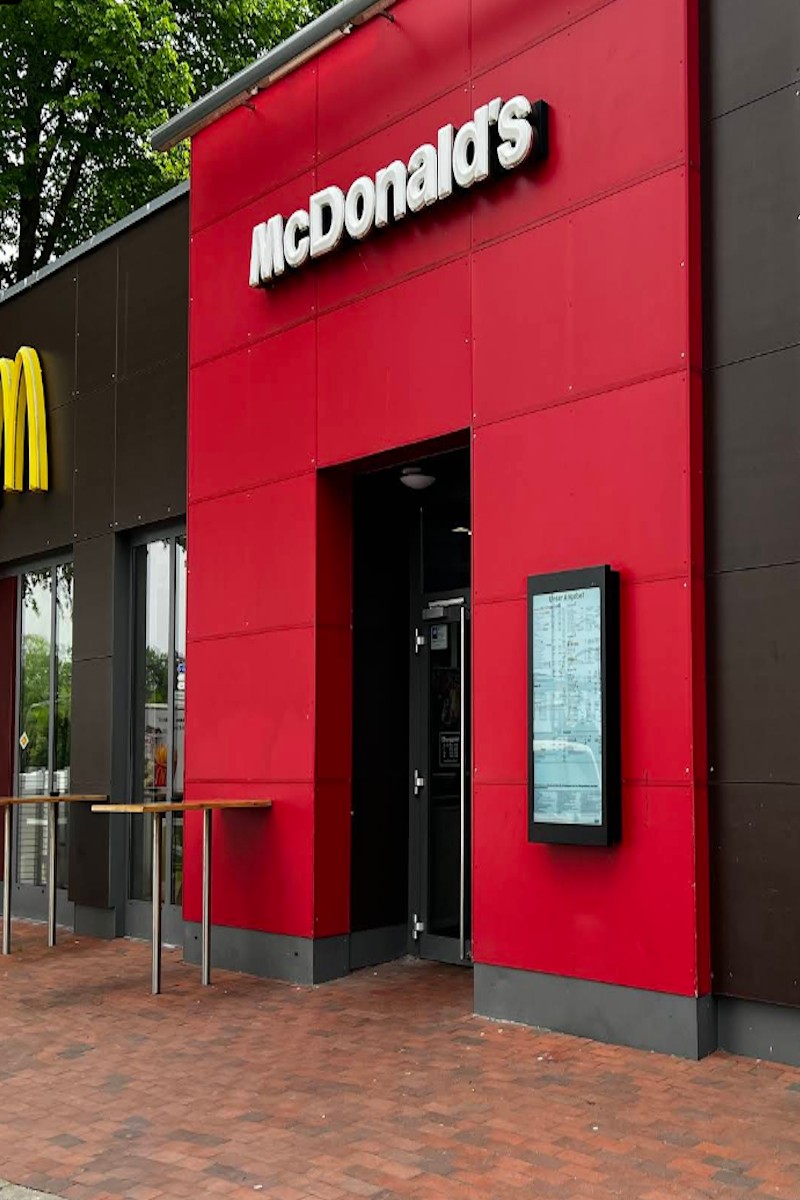 Вход McDonald's в Гамбурге