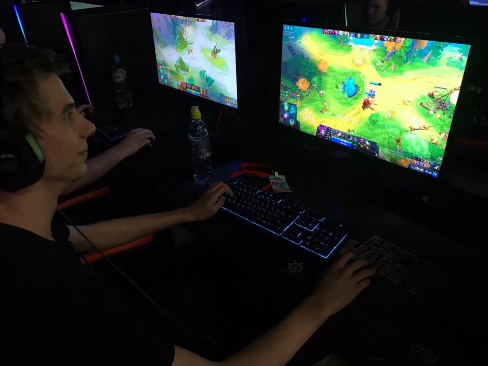 Владислав “Rein” Косыгин за компьютером