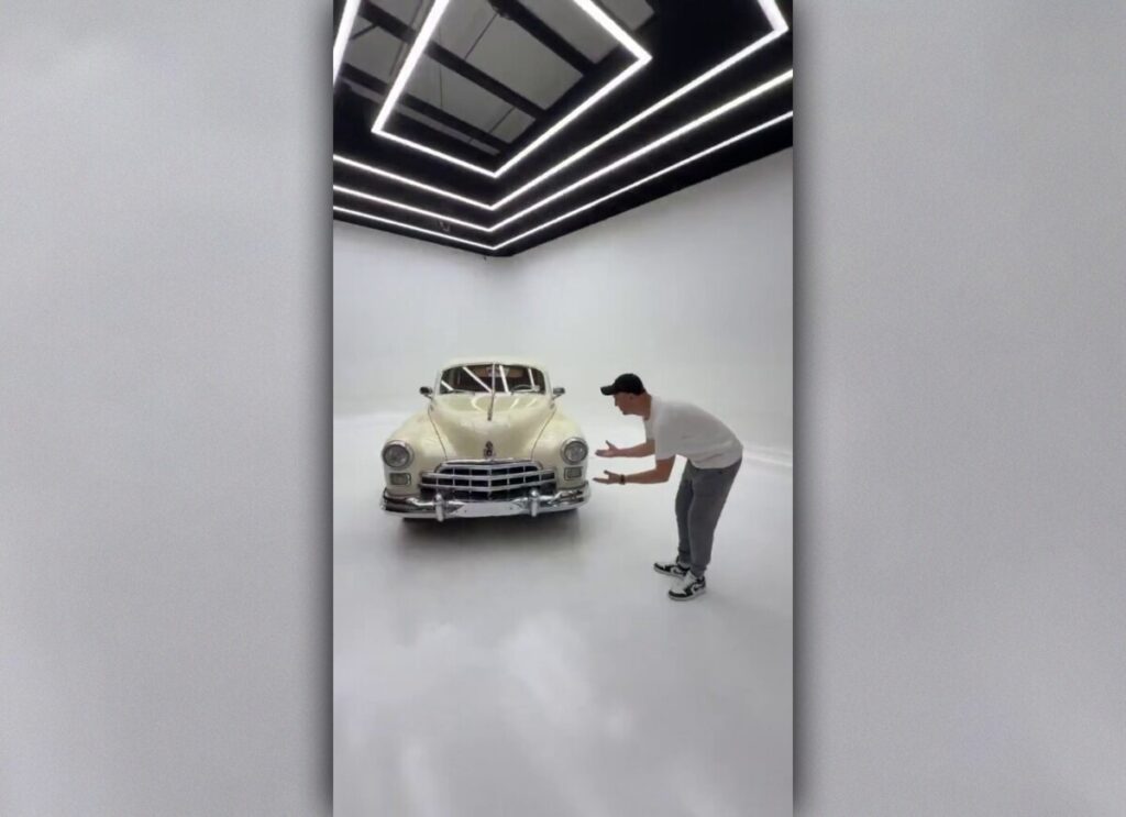 Известный стример Александр "zubarefff" Зубарев приобрел раритетный автомобиль ЗИМ (ГАЗ-12). Примерная стоимость данной модели составляет около 5 млн рублей.