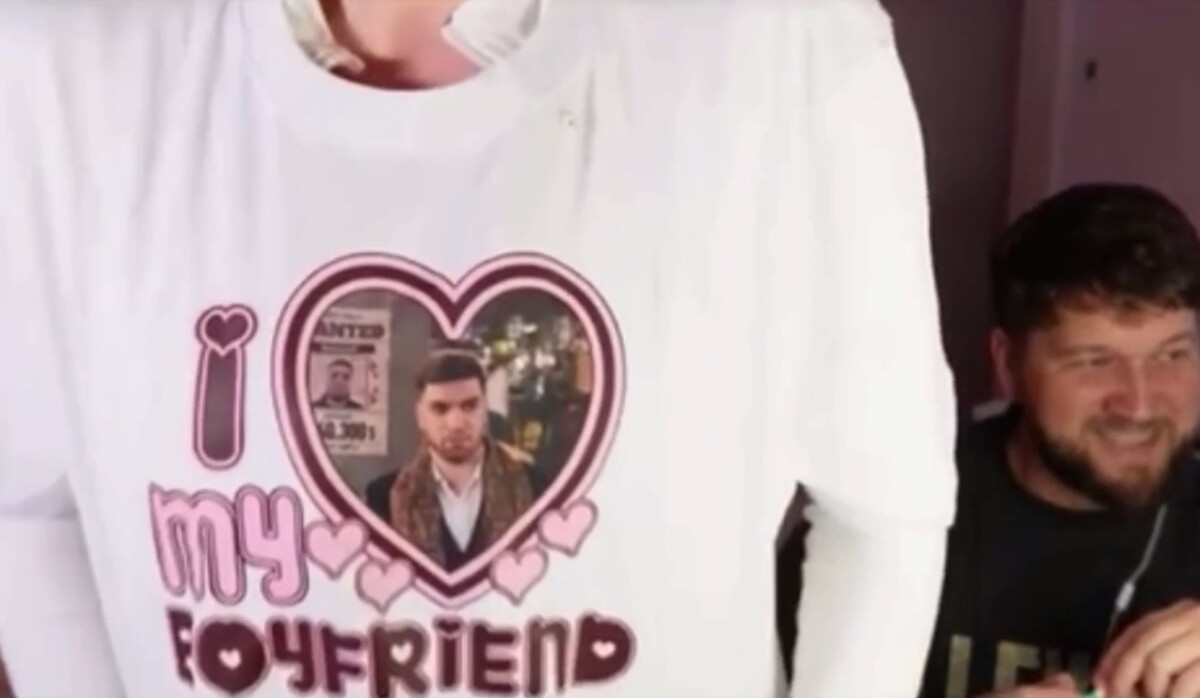 Сабина в футболке "I love my boyfriend" с изображением Равшана